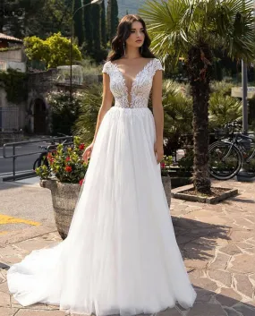 Abito da sposa a maniche corte Abiti da sposa in tulle con applicazioni in pizzo