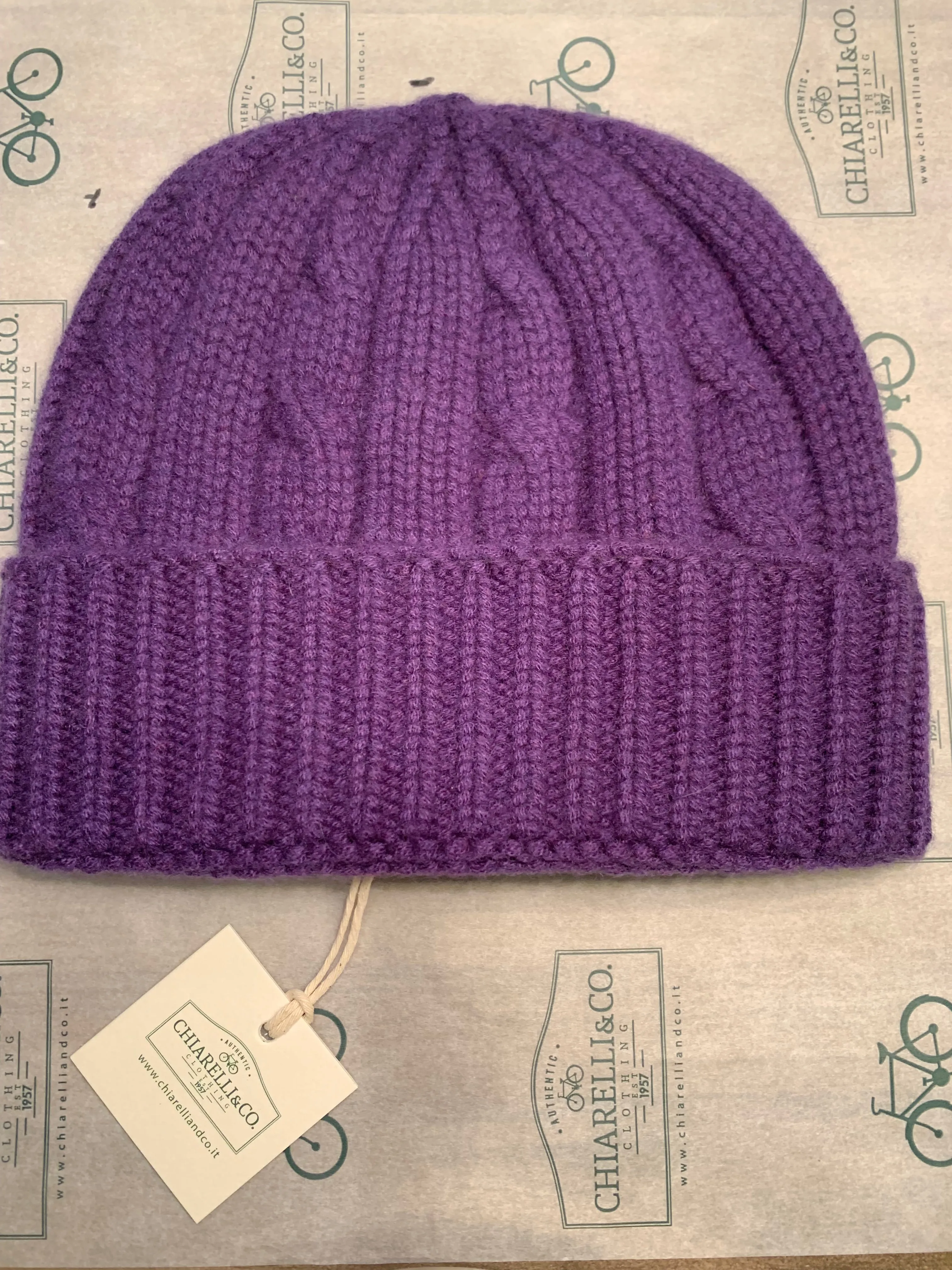 Berretto Chiarelli con trecce in puro cashmere viola
