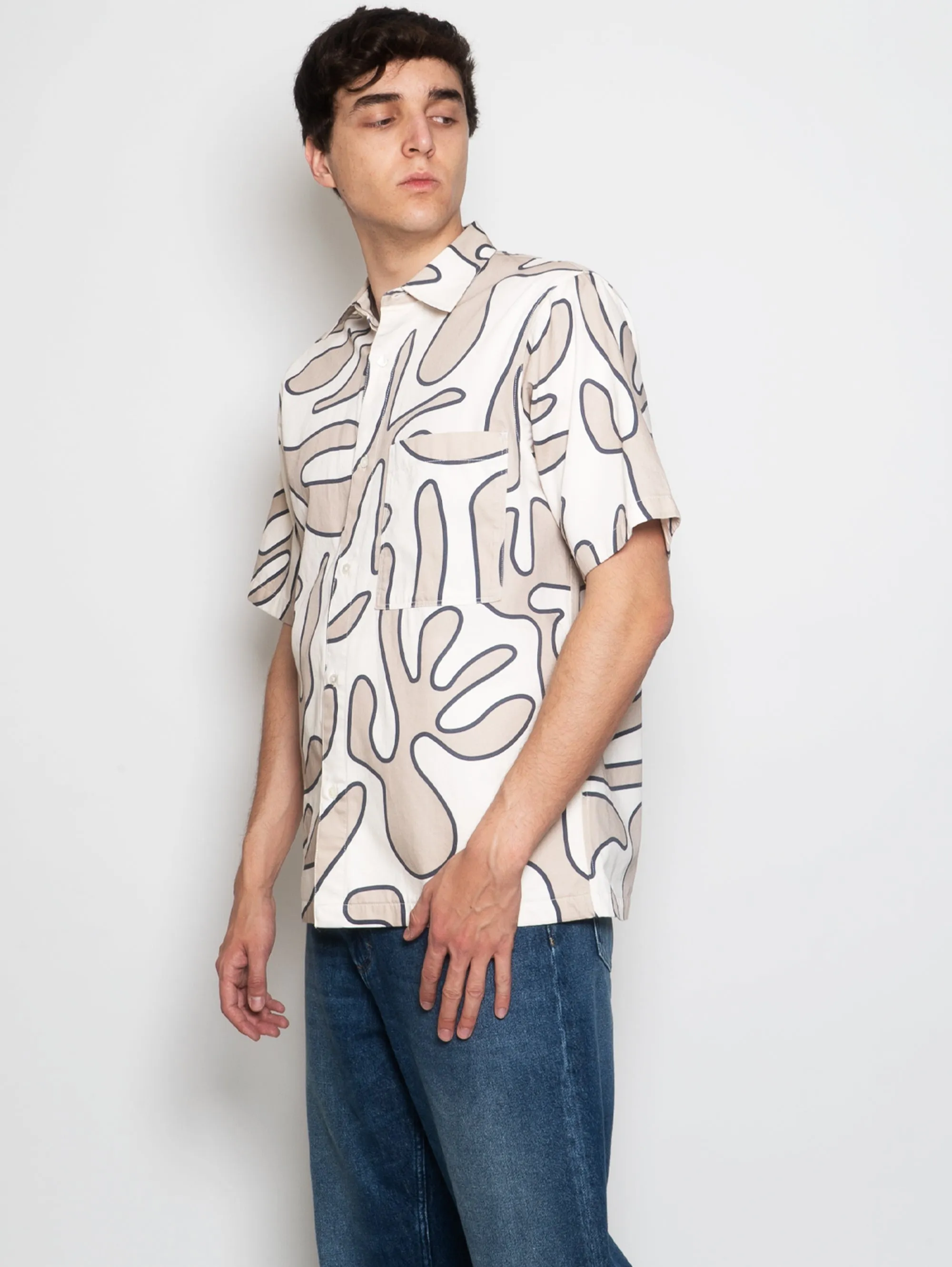 Camicia a Maniche Corte con Stampa Grafica Beige