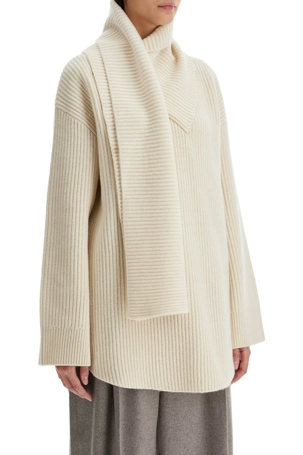 Maglione con sciarpa