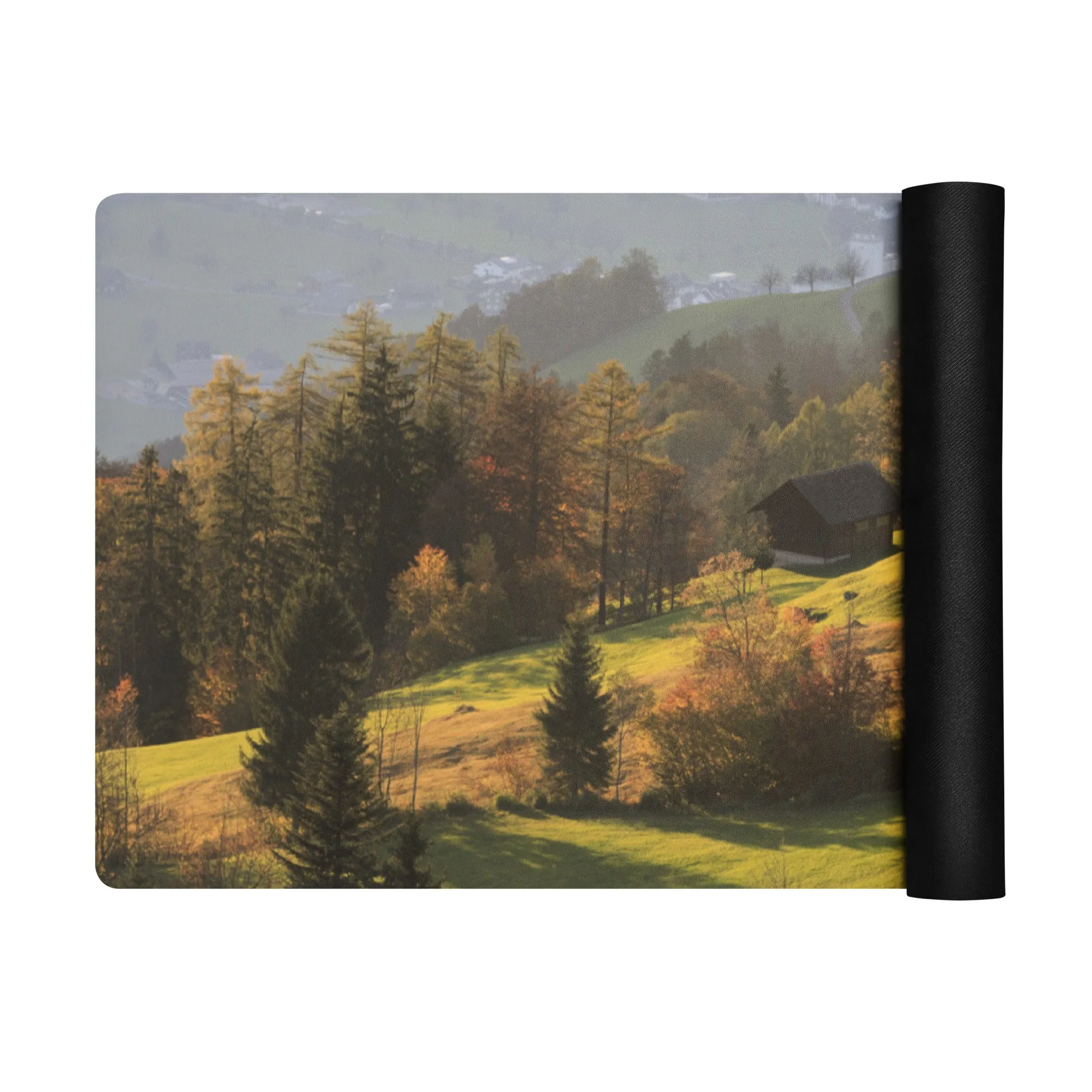 Tappetino per yoga con casolare in montagna